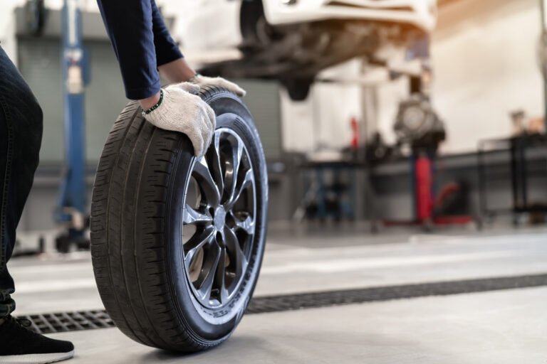 Prix d&rsquo;un changement de pneus 2026 : grille tarifaire complète