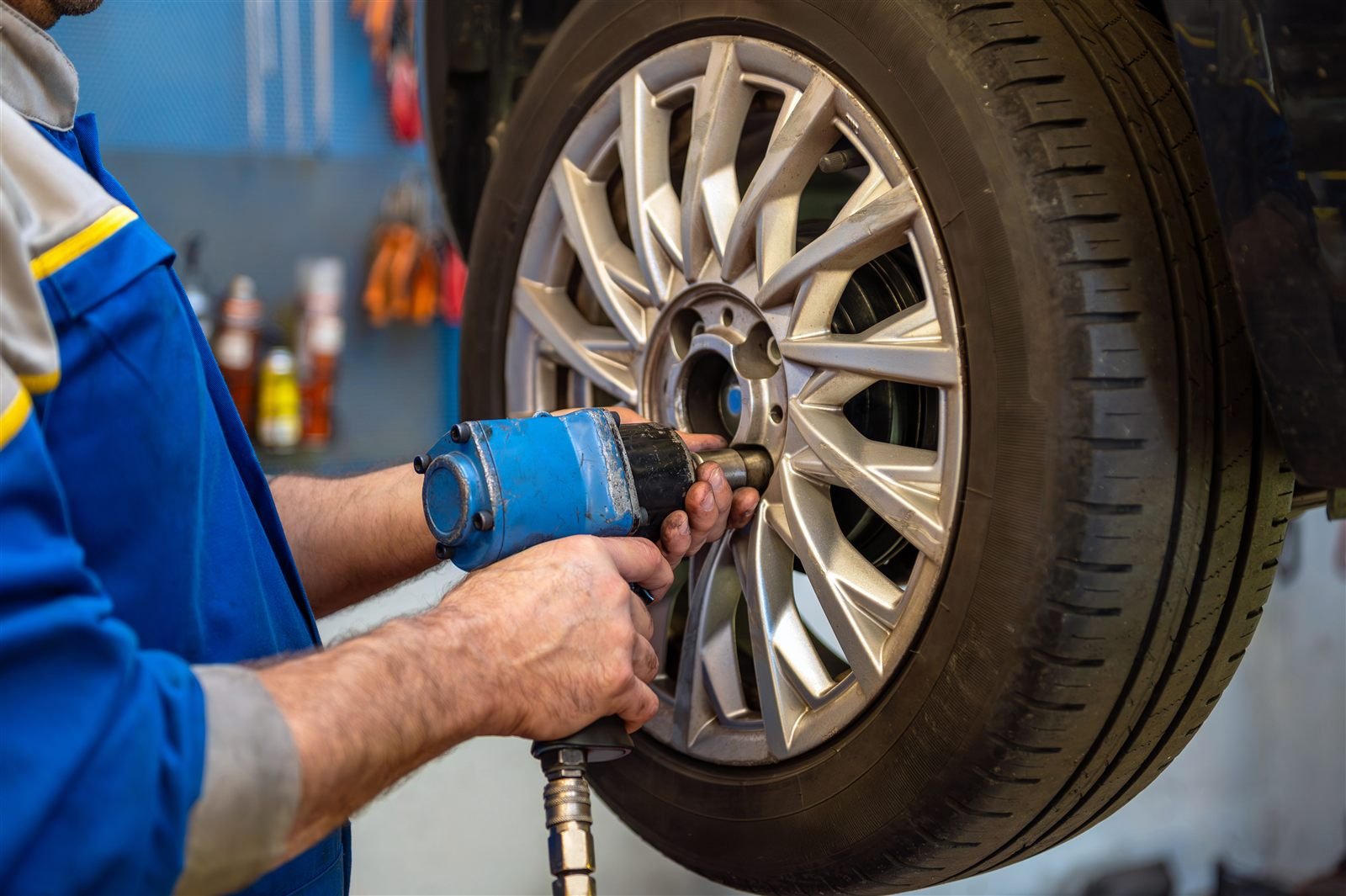 Montage d'un pneu sur la roue dans un garage partenaire